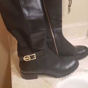 Micahel kors boots brand new never worn !!!!